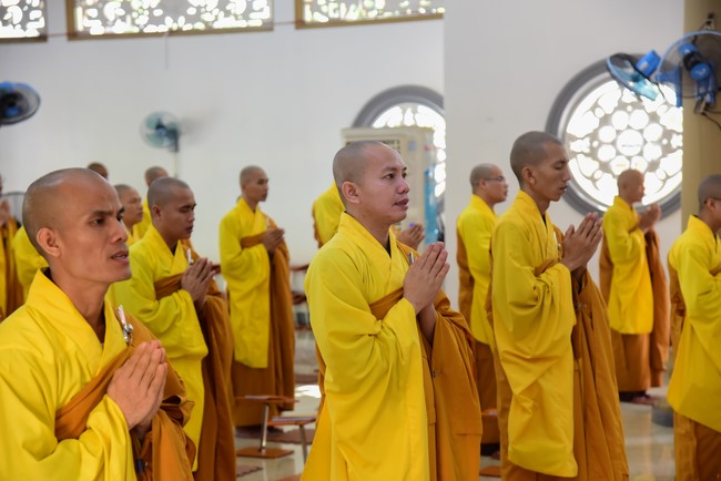 Pratimoksa commandment rite and precept listen at Hoang Phap pagoda